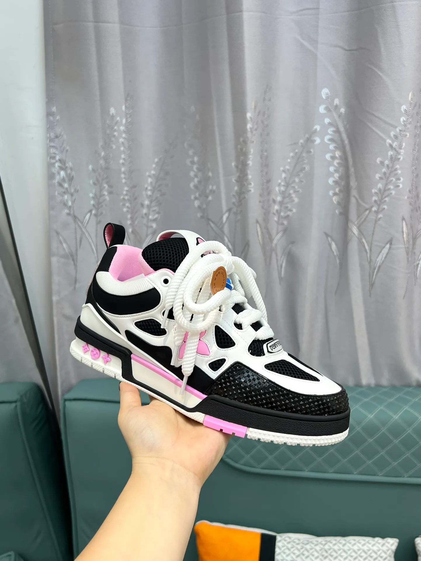 Men's men's shoes💰800 LV top version new style purchasing quality LV~Louis Vuitton LV TRAINER's best-looking sneakers, donkey brand strongly promotes new products, official website limited edition retro basketball sneakers! Both high-top and low-top models spent money to purchase 1:1 accurate reproductions of the originals. The details are invincible and full of sincerity. The imported custom-made original cowhide leather is the same as the original package. The details are 100% restored. The private model customizes the original one-piece TPU outsole. It is different from other brands. Without the original version, this effect cannot be achieved!                Men's and women's models 35-40 39-45 (46 is custom-made and cannot be returned or exchanged)